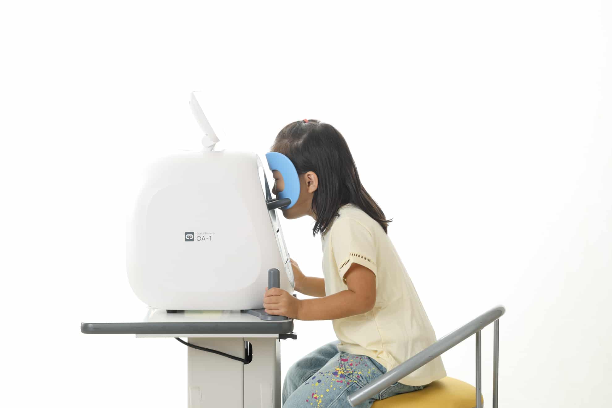 眼軸長測定装置OA-1で測定を受けるこどもの様子(たける眼科)